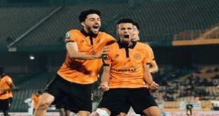 Par : AlArab-tv.com La Renaissance sportive de Berkane (RSB) a arraché une victoire précieuse loin de ses bases face au Stade Malien (1-0), dimanche soir en match de la 4-ème journée du groupe B de la Coupe de la Confédération africaine de football (CAF), assurant sa qualification au prochain tour. Le seul but de cette rencontre, disputée au Stade du 26 mars de Bamako, a été inscrit par l’attaquant Imad Riahi à la 64 minute du jeu, permettant aux Berkanis de réaliser leur 4ème victoire consécutive dans la phase de poules et de valider leur billet pour les quarts de finale.