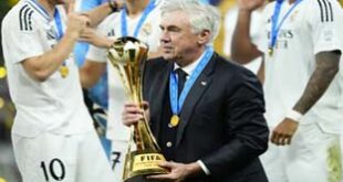 Par : AlArab-tv.com L’entraîneur du Real Madrid, Carlo Ancelotti, a défendu dimanche son attaquant Vinicius, suite à son exclusion à Valence, vendredi lors du match en retard de la 12e journée de Liga. “Je pense que c’est difficile (d’être Vinicius, Ndlr), je ne suis pas dans sa peau, mais je pense que ça doit être difficile”, a déclaré Ancelotti en réaction au carton rouge infligé à Vinicius lors de la victoire du Real Madrid sur la pelouse de Valence.