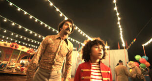 Par : AlArab-tv.com Le long-métrage « Mon père n’est pas mort » de son réalisateur Adil El Fadili a été projeté mardi soir en avant-première à Casablanca, devant un parterre d’artistes et autres cinéphiles. Ce film de 100 minutes raconte l’histoire de Malik, un jeune garçon vivant avec son père Mehdi dans une fête foraine. Leur quotidien est bouleversé lorsque Mehdi offre à son fils cinq toiles mystérieuses et fascinantes. Mais leur vie bascule tragiquement à la disparition soudaine et inexpliquée du père. Face à cela, Malik se lance dans une quête effrénée pour retrouver son papa, aidé par la communauté des forains.