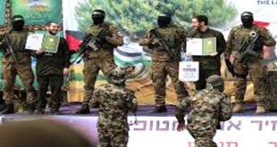 AlArab-tv.com-Avec AFP Le Hamas a relâché samedi six otages israéliens à Gaza pour le septième échange contre des prisonniers palestiniens dans le cadre de la trêve en vigueur depuis le 19 janvier dans le territoire palestinien dévasté par 15 mois de guerre. Comme lors des précédentes libérations, des combattants armés et cagoulés du mouvement islamiste palestinien ont exhibé cinq otages sur des podiums, devant de grandes affiches rendant hommage aux combattants du Hamas tués, avant de les remettre au Comité international de la Croix-Rouge (CICR).