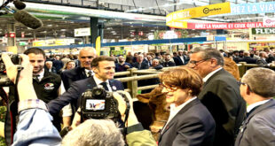AlArab-tv.com-Avec MAP Le Président français, Emmanuel Macron, a inauguré, samedi matin à Paris, le Salon international de l’Agriculture (SIA), en présence du Chef du gouvernement, Aziz Akhannouch. A cette occasion, le Président français et M. Akhannouch ont coupé le ruban symbolisant l’inauguration officielle du Salon, auquel le Maroc est le premier pays étranger invité d’honneur, en présence d’une grande délégation marocaine, composée notamment du ministre de l’Agriculture, de la Pêche maritime, du Développement rural et des Eaux et Forêts, Ahmed El Bouari, de l’ambassadeure de Sa Majesté le Roi à Paris, Samira Sitail, de nombreux opérateurs du secteur agricole national, ainsi que de membres du gouvernement français.