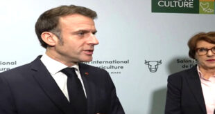 AlArab-tv.com-Avec MAP Le président français Emmanuel Macron s’est dit «très heureux et très fier» d’accueillir le Maroc comme pays invité d’honneur au Salon International de l’Agriculture (SIA) qui s’est ouvert samedi à Paris. « On est très heureux et très fier d’avoir le Maroc comme pays invité d’honneur au SIA où il est présent avec un stand magnifique », a affirmé M. Macron dans une déclaration à la presse, avant de procéder à l’inauguration du Salon en présence du Chef du gouvernement, Aziz Akhannouch qui a inauguré dans la foulée le pavillon marocain qui se veut une vitrine de la richesse et de la diversité de l’agriculture nationale.