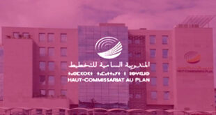 Par : AlArab-tv.com Quelque 82.000 postes d’emploi ont été créés en 2024, selon le Haut-Commissariat au Plan (HCP) qui vient de publier sa note d’information relative à la situation du marché du travail. “Après une perte de 157.000 postes d’emploi une année auparavant, l’économie nationale a créé, en 2024, 82.000 postes, résultat d’une création de 162.000 postes en milieu urbain et d’une perte de 80.000 en milieu rural”, indique le HCP. Par type d’emploi, 177.000 postes d’emplois rémunérés ont été créés, résultat d’une création de 157.000 postes en milieu urbain et de 20.000 en milieu rural. L’emploi non rémunéré a, quant à lui, connu une baisse de 95.000 postes, due au recul de ce type d’emploi en milieu rural de 100.000 postes et d’une augmentation de 5.000 postes en milieu urbain.