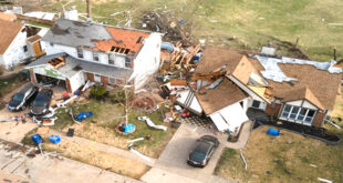 AlArab-tv.com-MAP Au moins 16 personnes ont été tuées et plusieurs habitations ont été détruites aux Etats-Unis à la suite du passage de violentes tempêtes, ont indiqué les autorités. Le Missouri (Midwest) a enregistré le plus grand nombre de décès samedi matin, après avoir été frappé par des tornades durant la nuit, faisant au moins 10 morts.