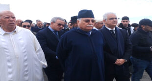 AlArab-tv.com-Avec MAP Les funérailles de feu Mohamed Benaïssa, ancien ministre des Affaires étrangères et de la Culture, se sont tenues dimanche à Assilah. Après la prière d’Al-Asr et du mort à la Grande Mosquée d’Assilah, la dépouille du défunt a été transférée au mausolée de la Zaouïa Aïssaouia, au cœur de la médina, où elle a été inhumée en présence de sa famille, de ses proches et de ses amis.