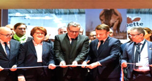 AlArab-tv.com-Avec MAP Le Salon international d’Agriculture de Paris (SIA), qui s’est achevé dimanche, a affiché sa fierté d’ouverture sur le monde en accueillant pour la première fois de son histoire un invité d’honneur, le Maroc. Il s’agit d’un « tournant stratégique« , affirmant le Salon « comme un carrefour incontournable des agricultures d’aujourd’hui et de demain, se distinguant par une ouverture internationale sans précédent avec pour la première fois, un pays à l’honneur illustrant la volonté du Salon d’élargir ses horizons et de renforcer les coopérations agricoles« , lit-on dans le bilan de cette édition 2025 du SIA.