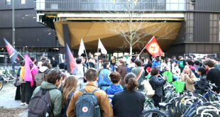 Par- alarabtv Les étudiants de Sciences Po Strasbourg, institut d’enseignement supérieur dans l’est de la France, bloquaient à nouveau mercredi l’établissement pour protester contre le maintien d’un partenariat avec une université israélienne qu’ils accusent de soutenir l’offensive à Gaza et d’enseigner le droit international de manière « problématique ».