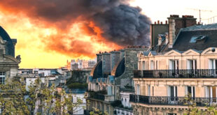 Par- alarabtv- Agences Le spectaculaire incendie qui a ravagé lundi soir un centre de déchets dans le 17e arrondissement de Paris, à proximité du Palais de justice, sans faire de victimes, a été circonscrit peu avant minuit.
