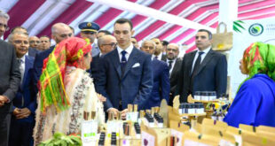 Par- alarabtv Son Altesse Royale le Prince Héritier Moulay El Hassan a présidé, lundi à Mechouar Stinia-Sahrij Souani à Meknès, la cérémonie d'ouverture de la 17e édition du Salon International de l'Agriculture au Maroc (SIAM), organisée sous le Haut Patronage de Sa Majesté le Roi Mohammed VI, du 21 au 27 avril, sous le thème "Agriculture et Monde Rural: L’Eau au coeur du développement durable".