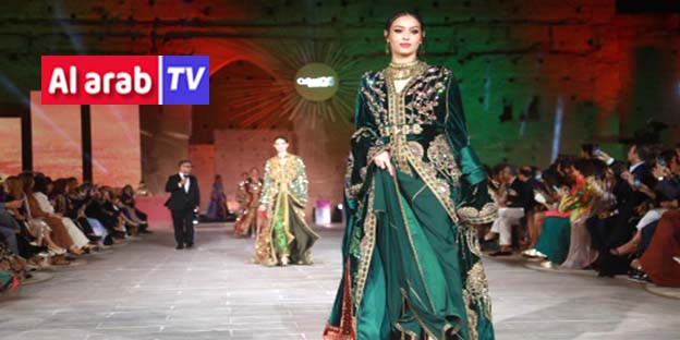 Par-alarabtv-MAP Le rideau est tombé, samedi soir à Marrakech, sur la 25e édition de la “Caftan Week”, avec un grand défilé célébrant le Sahara marocain, avec la participation de 14 créateurs de renom et des passionnés de mode, consacrant ainsi le Maroc comme référence mondiale du caftan.