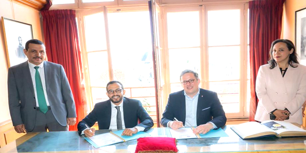Par-alarabtv-MAP La ville française de Dreux et celle Dakhla ont posé, jeudi, les jalons de leur jumelage en signant un Pacte d’Amitié. Ce Pacte d'Amitié, qui se veut tout un symbole d’égalité de perception entre deux villes qui ont la même volonté de progresser ensemble dans tous