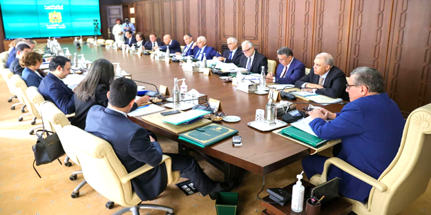 Par-alarabtv Le Conseil de gouvernement a approuvé, jeudi à Rabat, des propositions de nomination à des fonctions supérieures, conformément aux dispositions de l’article 92 de la Constitution. Au niveau du secrétariat général du gouvernement, Hamza Lotf a été nommé directeur de la Digitalisation et des Systèmes d’information, indique un communiqué du ministère délégué chargé des Relations avec le Parlement, porte-parole du gouvernement