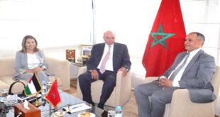 Par-alarabtv-MAP Le ministre de l’Industrie et du Commerce, Ryad Mezzour, et le président du Sénat jordanien, Faysal Akef Al Fayez, ont discuté, mercredi à Rabat, de la nécessité de dynamiser les échanges bilatéraux et de développer de nouvelles opportunités d’investissement dans des secteurs