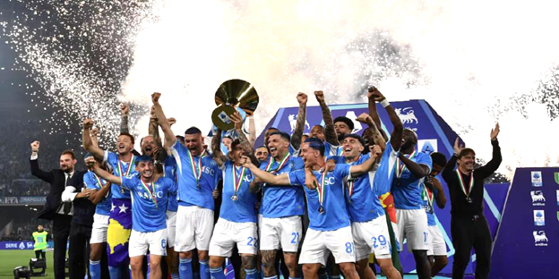 Le Napoli sacré champion d'Italie L'équipe d'Antonio Conte l'a emporté grâce à des réalisations de Scott McTominay (42) et Romelu Lukaku (51). Naples, déjà titré en 1987, 1990 et 2023, devance d'un point l'Inter Milan, champion sortant vainqueur à Côme (2-0),