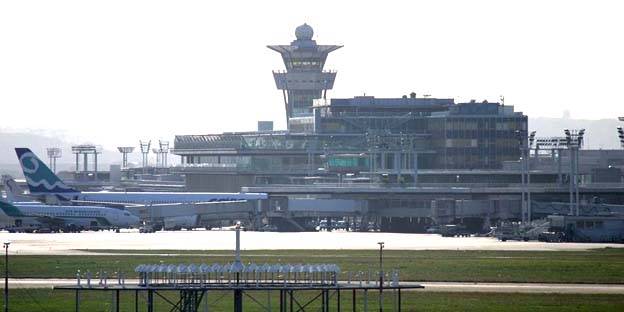 Par-alarabtv La situation est toujours instable à l’aéroport d’Orly où des perturbations et des annulations de vols sont annoncés, lundi, suite à la panne survenue hier dans les systèmes de contrôle aérien.