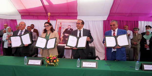 Par-alarabtv-MAP Zagora – La ministre de l’Aménagement du territoire national, de l’Urbanisme, de l’Habitat et de la Politique de la ville, Fatima Ezzahra El Mansouri a supervisé, mercredi à Zagora, la signature de deux
